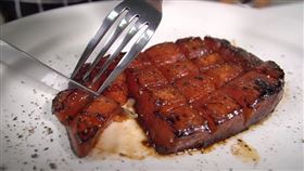  西瓜變牛排？（圖／翻攝自YT夠維根Go Vegan）