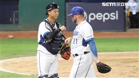 ▲富邦悍將捕手林宥穎、投手伍鐸。（圖／記者劉彥池攝影）