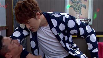 不爽失憶媽被詐騙　帥警酒店揮拳賤血