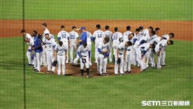 ▲富邦悍將賽後鞠躬。（圖／記者劉彥池攝影）