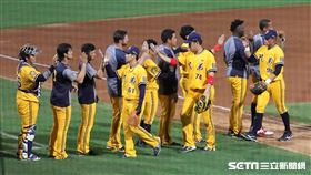 ▲中信兄弟賽後擊掌。（圖／記者劉彥池攝影）