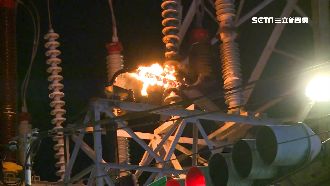 中和高壓電塔爆炸　零件噴散砸損4車