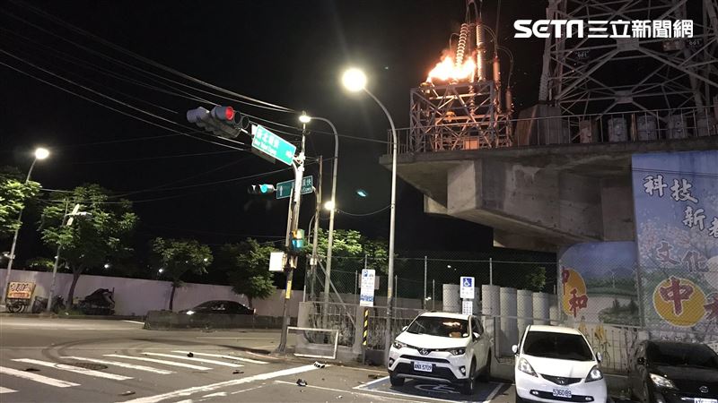 中和高壓電塔爆炸　4車遭毀民眾嚇傻
