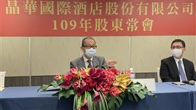 晶華：台北以外飯店  暑假恢復正常晶華董事長潘思亮表示，晶華在台北以外的飯店可望在暑假恢復，但6月台北觀光飯店住房率僅2成，無可避免「斷崖式的衰退」。中央社記者江明晏攝  109年6月18日