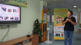 新住民紮根金門　報告築夢計畫成果移民署官員到金門訪視新住民和第二代，2004年從湖北嫁到金門的雷體風（圖）以「生活不留白，我的酷炫拍」為主題，參與移民署第6屆新住民及其子女築夢計畫，17日報告成果。中央社記者黃慧敏攝　109年6月17日