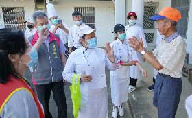 育達師生訪視獨居長輩