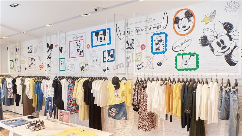 迪士尼開幕！花4天手繪9米網美牆