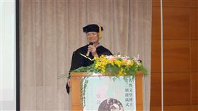 台灣鄉土詩人吳晟  獲頒東華大學名譽文學博士台灣鄉土詩人吳晟（圖）以文字關懷台灣，創作至今不停歇，獲頒國立東華大學名譽文學博士，17日出席頒授儀式。（國立東華大學提供）中央社記者張祈傳真  109年6月18日