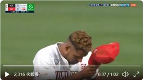 ▲SK飛龍洋投平托（Ricardo Pinto）丟觸身球後脫帽鞠躬致歉。（圖／翻攝自Dan Kurtz推特）