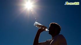 名家專用／NOW健康／如何預防腦中風？專家指出，夏天應該多喝水，避免坐太久，並養成運動習慣。(勿用)