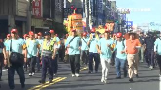 感念媽祖庇護長大　高一生早起陪遶境