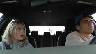 男友整天不講話　辣女友怒坐大腿掀衣