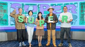 2020台北藝術節7月底登場2020台北藝術節策展人鄧富權（左起）、台北市文化基金會副執行長楊淑鈴、台北市政府文化局副局長陳譽馨、台北表演藝術中心總監王孟超與新加坡藝術家徐家輝18日齊聚一堂，為7月底將登場的台北藝術節活動宣傳造勢。（台北表演藝術中心提供）中央社記者趙靜瑜傳真  109年6月18日