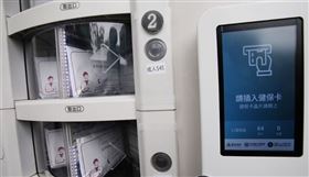 北市府資訊局18日表示，口罩販賣機採試辦計畫，8月間試辦期結束，除提檢討報告也會評估退場機制。（中央社檔案照片）