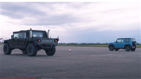 ▲Hummer H1 VS Suzuki Jimny（圖／翻攝自carwow Youtube）