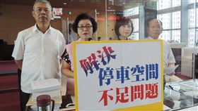 台中綠營議員要求市府解決停車空間不足問題民進黨籍台中市議員蕭隆澤（左起）、邱素貞、陳淑華、謝明源等人18日在議會市政總質詢中指出，市府應想辦法解決停車問題，也要未雨綢繆，例如即將開發的台糖湖濱生態園區大型購物中心，應規劃興建地下停車場。中央社記者郝雪卿攝　109年6月18日