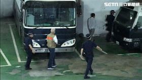 ▲曾任立法院國會助理的陳維仁(背心)、李易諴(白衣)2人，涉協助發展共諜組織遭收押禁見。（圖／記者楊佩琪攝）