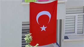 熱浪發威　土耳其民眾禁足在家滑手機熱浪來襲，土耳其正經歷最熱5月。大部分省分16至19日實施防疫宵禁，多數民眾遭到禁足。圖為安卡拉坎卡雅區一位民眾19日坐在住家陽台上滑手機。中央社記者何宏儒安卡拉攝　109年5月19日