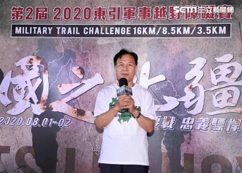 馬祖縣長率幹部熱血沸騰引爆「就是要戰忠義驃悍」軍事障礙越野賽挑戰你的勇氣。（記者邱榮吉/攝影）