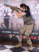 軍武安妮現場表演3分鐘步槍拆解數。（記者邱榮吉/攝影）