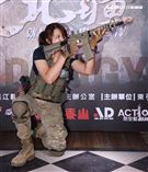 軍武安妮現場表演3分鐘步槍拆解數。（記者邱榮吉/攝影）