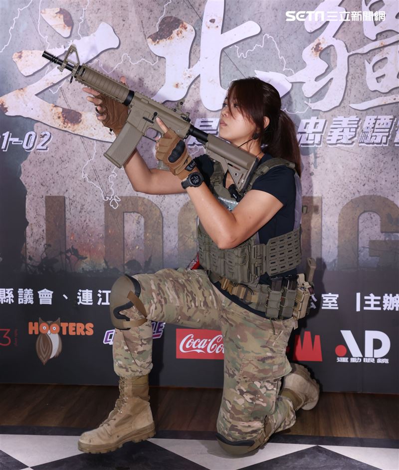 軍武安妮現場表演3分鐘步槍拆解數。（記者邱榮吉/攝影）
