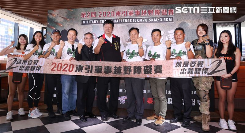 馬祖縣長率幹部熱血沸騰引爆「就是要戰忠義驃悍」軍事障礙越野賽挑戰你的勇氣。（記者邱榮吉/攝影）