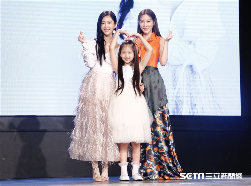 曾菀婷替王晴微寫真EP發表站台。（圖／記者林聖凱攝影）