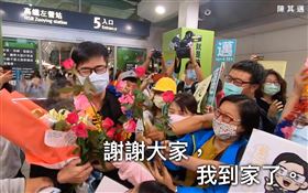 陳其邁到高雄 支持者送花（圖／翻攝自陳其邁臉書）