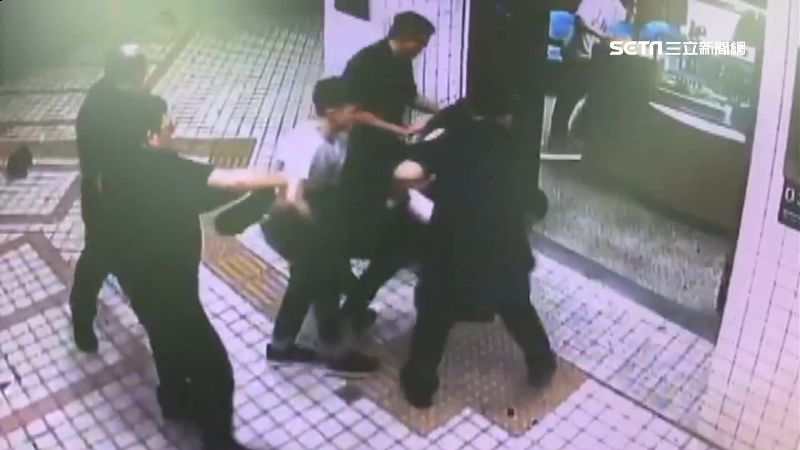 狂男狠砸派出所！勇警掏槍即刻抓人