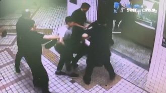 狂男狠砸派出所！勇警掏槍即刻抓人