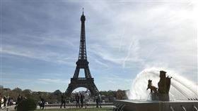 巴黎鐵塔歷來最大整容工程　須防含鉛揚塵巴黎艾菲爾鐵塔今年秋天要進行歷年來最重要一次「整容」工程，包括剷除舊漆、重新上漆。但早年舊漆含鉛，施工將造成揚塵，須為公眾健康採取慎重防護措施。中央社記者曾依璇巴黎攝　107年3月19日