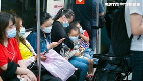 捷運車廂/戴口罩(記者陳弋攝影)