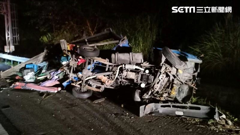 高雄國道驚傳車禍　貨車翻落邊坡解體