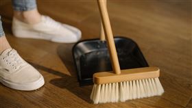 掃地。（圖／翻攝自免費圖庫Pexels）