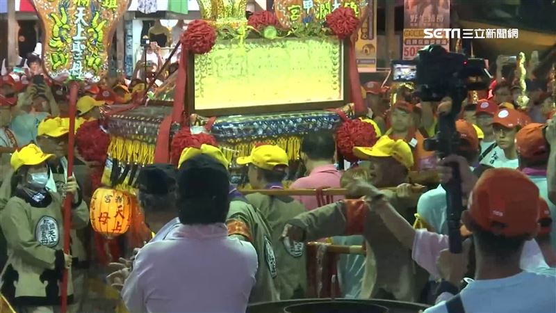 大甲媽回鑾！民眾突鑽轎遭30警包圍