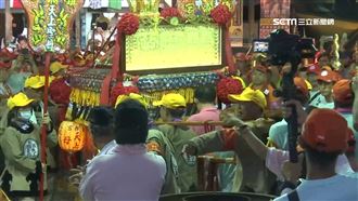 大甲媽回鑾！民眾突鑽轎遭30警包圍