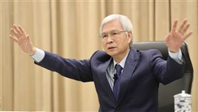 全球大規模寬鬆　央行：可能帶來副作用各國央行為穩住疫情爆發後的金融市場秩序，紛紛祭出前所未見的大規模寬鬆方案，央行總裁楊金龍18日表示，寬鬆措施可能對未來經濟金融帶來5大副作用。中央社記者張皓安攝　109年6月18日