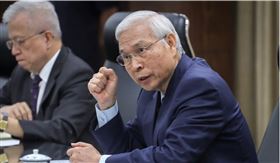 外在不確定因素仍多的情況下，央行理監事會18日決議利率維持不變，央行總裁楊金龍（右）也在理監事會議後記者會上，回答媒體的9個關鍵問答。（中央社檔案照片）