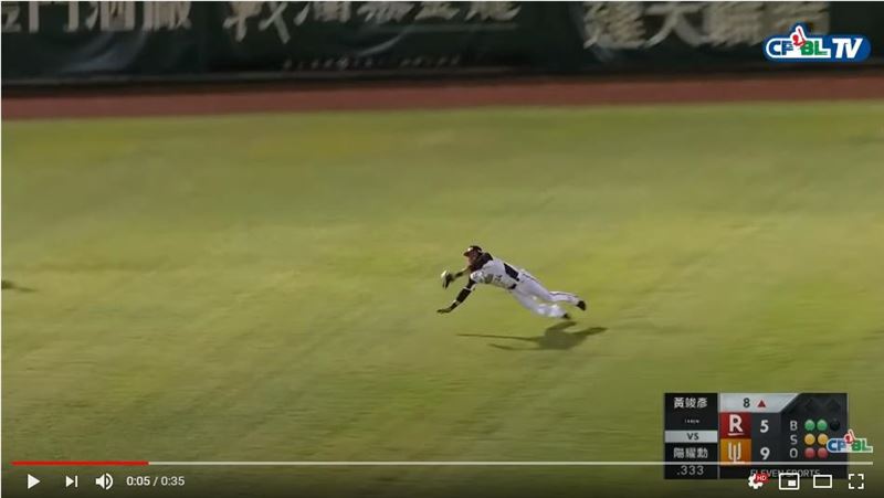 中職／魚躍式飛撲！　陳傑憲沒收安打