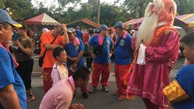 獨／請救我太太！暖爸攜子跪求大甲媽（圖／翻攝畫面）