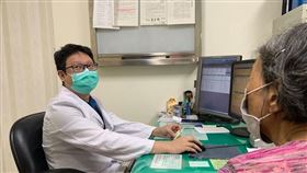 衛生福利部彰化醫院神經內科醫師林嶸洲研判是天氣炎熱，曾姓婦人又沒有及時補充水分，血液變得濃稠，形成腦部血液灌流不足進而造成缺血性腦中風。（圖／翻攝自彰化醫院臉書）

