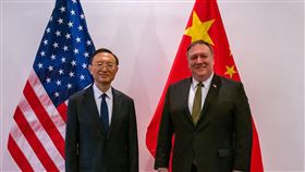 美國國務卿（Mike Pompeo）與中共中央政治局委員楊潔篪17日在夏威夷，針對疫情控制、貿易問題、《港版國安法》等議題進行雙邊閉門會談（翻攝美國國務院臉書）
