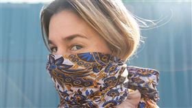 知名藝人巴雷洛創立的時裝品牌哈里在疫情期間推出獨家限量版的豪華口罩，取名「女牛仔」，主要由絲巾、口罩共同組成，由於要價不菲，引起網友批評利用疫情謀利。（圖取自巴雷洛IG網頁instagram.com/dolibar）