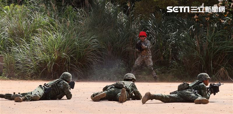 陸軍特戰指揮部特戰第一營實施「戰術任務行軍訓練」，展現「忠義驃悍、勇猛頑強」的精神。（圖／記者邱榮吉攝影）