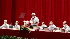 中鋼拚成長 翁朝棟布局高值化與綠能產業中鋼董事長翁朝棟（中間站立者）表示，今年爆發武漢肺炎疫情，市場認為疫情衝擊相當於「911恐攻、SARS與金融海嘯」。不過，中鋼將正面迎接挑戰，要以邁向高值化精緻鋼廠與發展綠能產業作為營運雙主軸。中央社記者蔡芃敏攝  109年6月19日