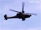 AH-64阿帕契直升機進入火力壓制，掩護黑鷹進行人員垂降滲透。（圖／記者邱榮吉攝影）