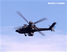 AH-64阿帕契直升機進入火力壓制，掩護黑鷹進行人員垂降滲透。（圖／記者邱榮吉攝影）