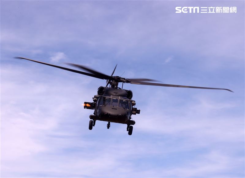 UH-60黑鷹直升機實施特戰人員垂降滲透。（圖／記者邱榮吉攝影）