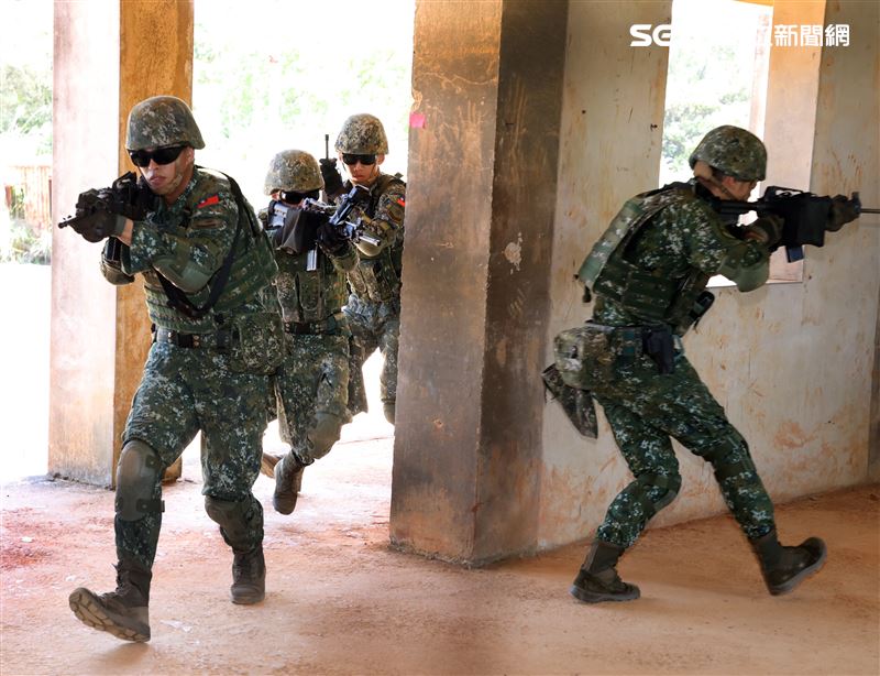 特戰弟兄實施空間戰鬥家屋肅清。（圖／記者邱榮吉攝影）